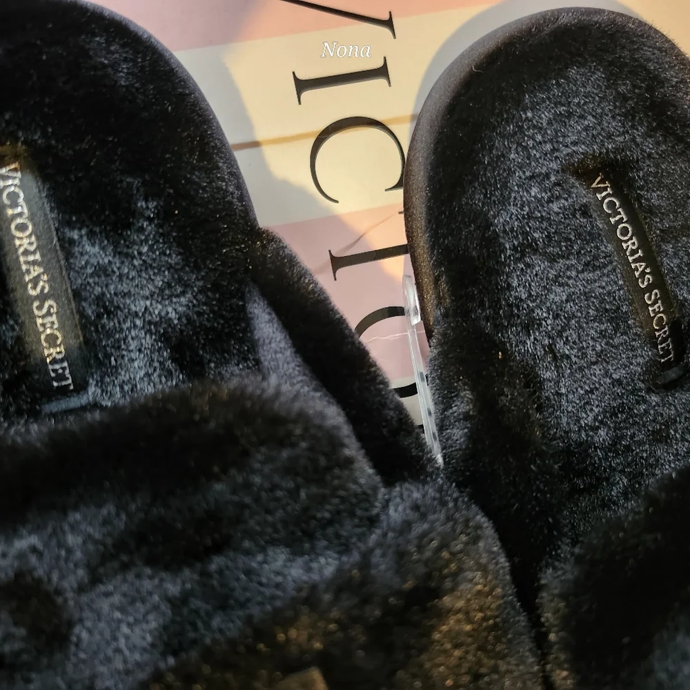 Victoria's Secret Black Slippers with Logo size Small NWT - Picture 5 of 6